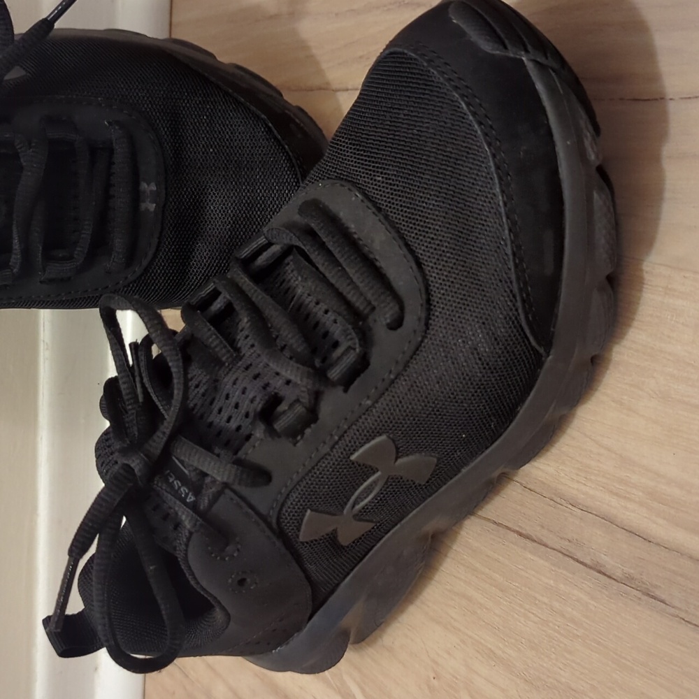Sz.8 Under Armour Charged Assert All Black Sneakers